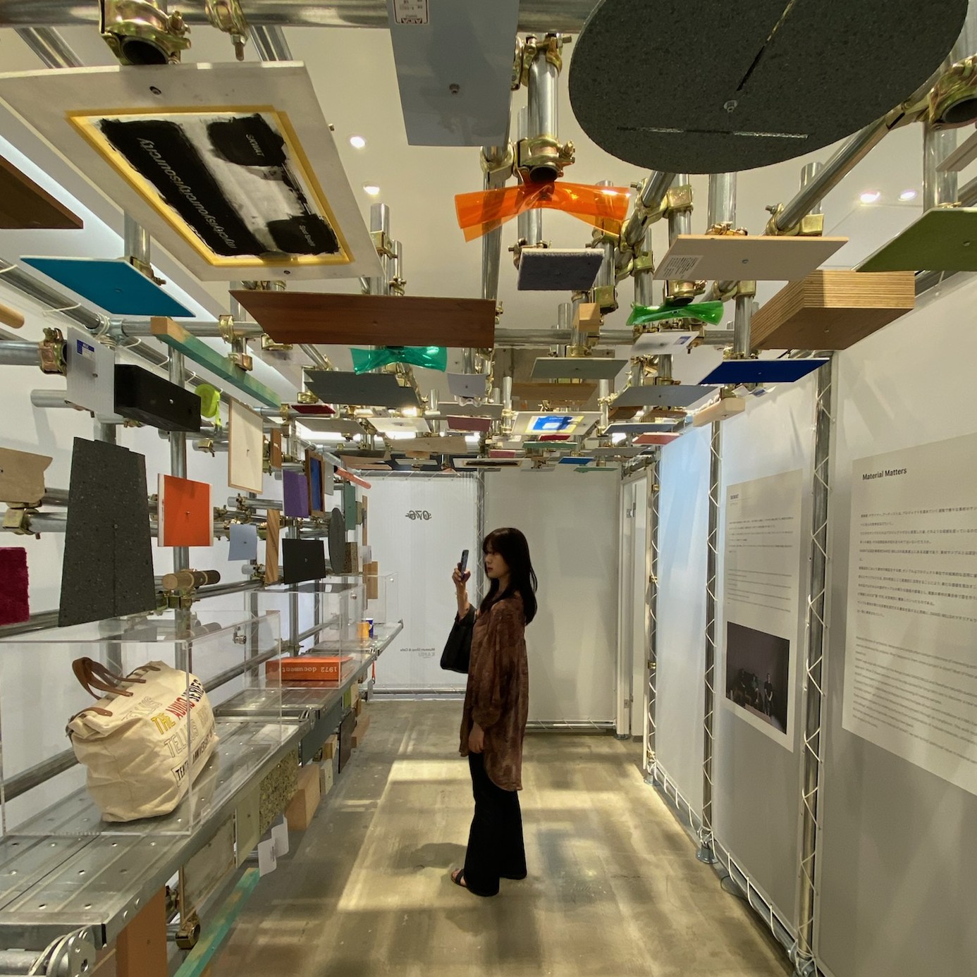 美術館で作品を見ている自身の姿