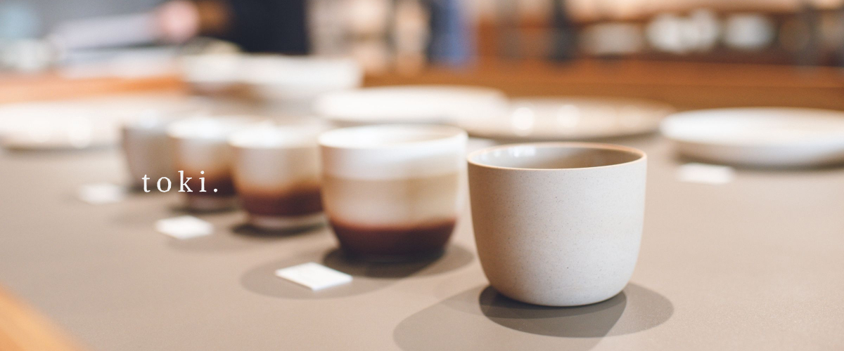 机に並ぶ複数の陶器のカップ