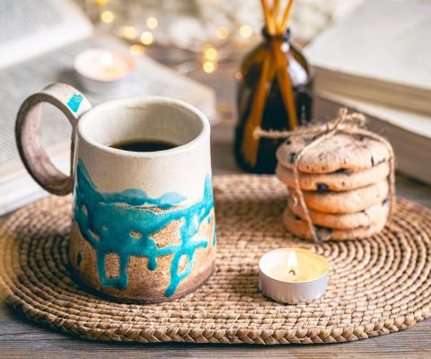 食卓に並ぶ陶器のマグカップとクッキー